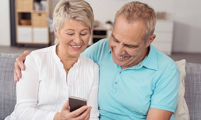 Älteres Paar sieht auf Handy