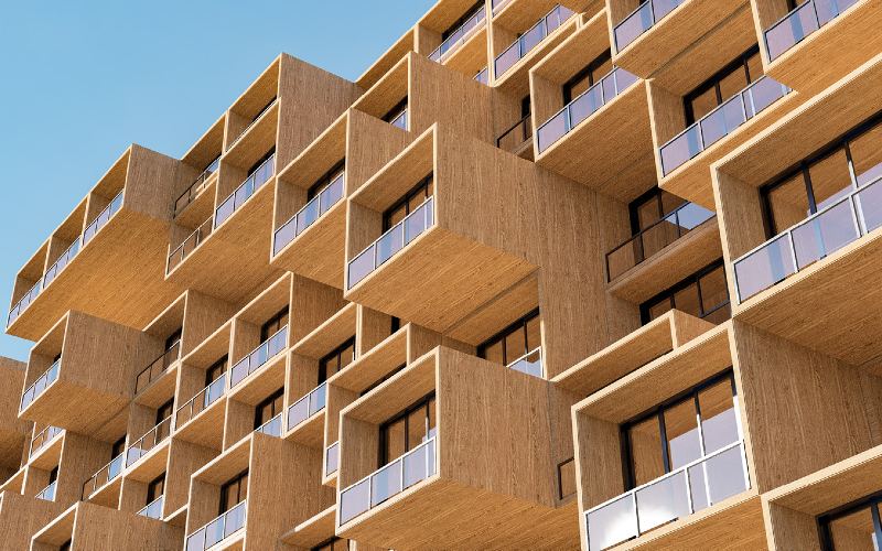 mehrstöckiges Wohnhaus aus Holz mit Balkonen